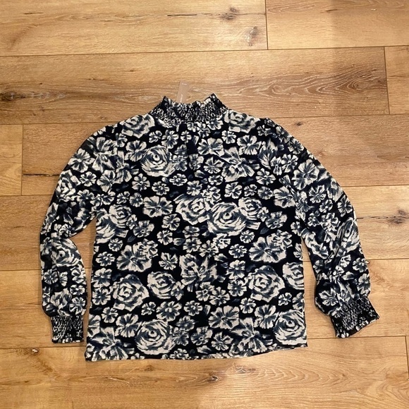 J Crew AE860 NWT Size S Navy Ikat Shaded Floral Crinkle Chiffon Smocked Blouse - Picture 5 of 5